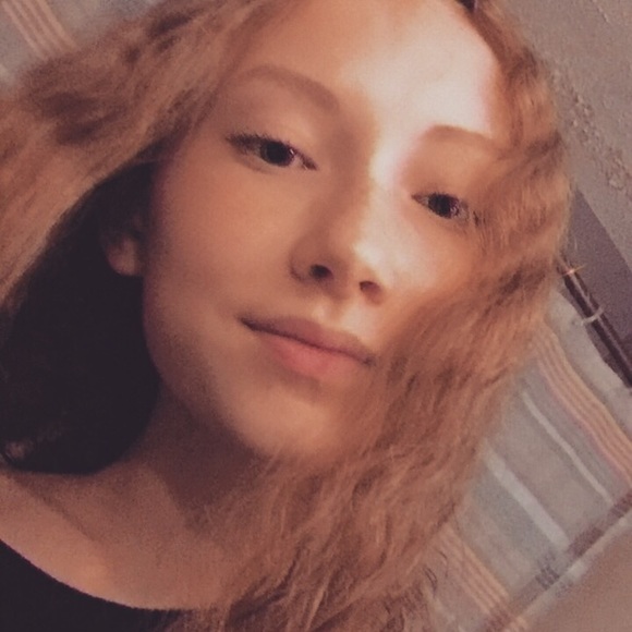 zoey_hand